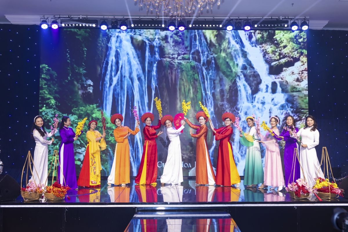 Biểu diễn trang phục áo dài của hội viên CLB di sản Áo dài Bình Thuận