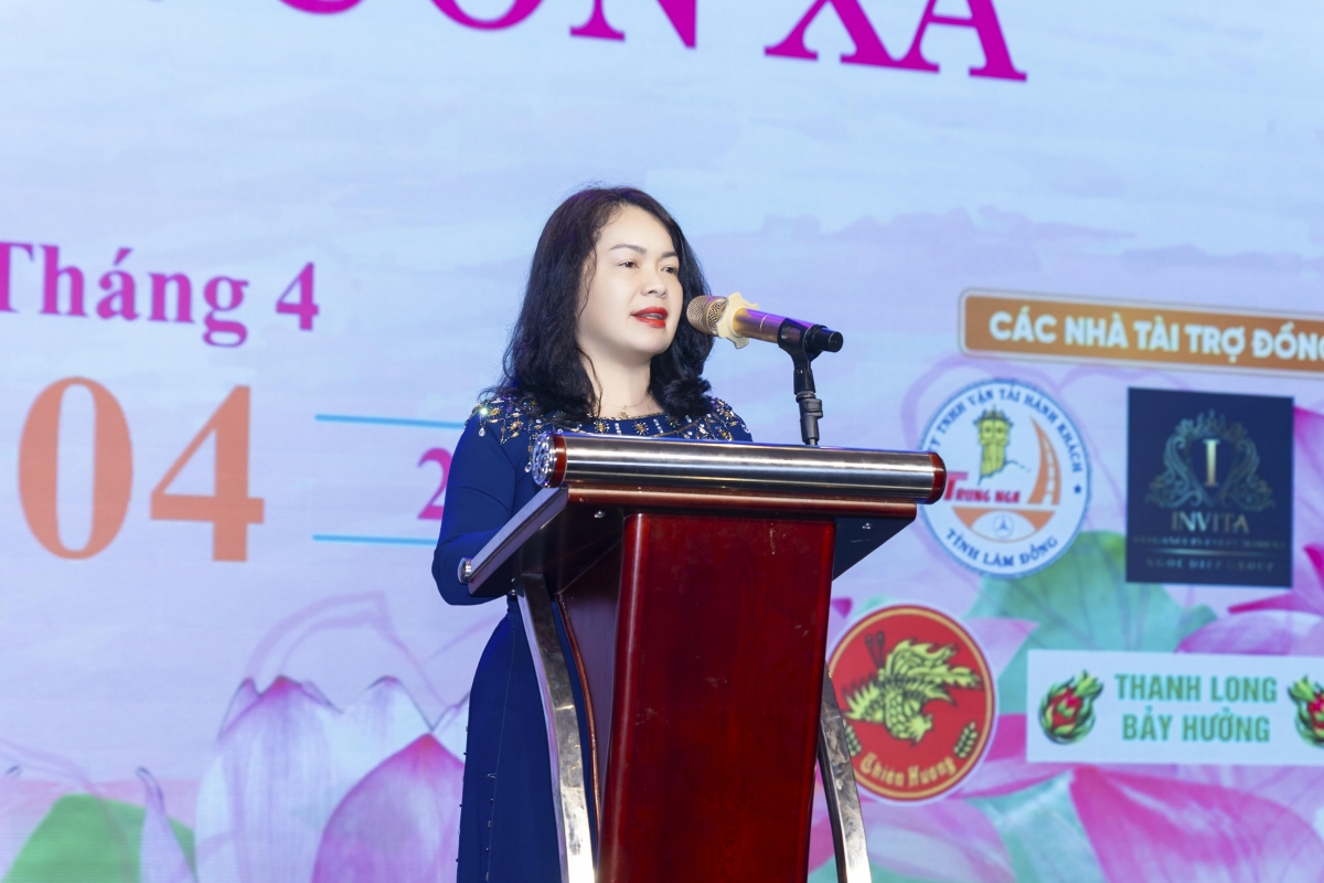 Bà bà Đỗ Thị Quế Phương, Phó Chủ tịch UBMTTQVN tỉnh Lâm Đổng phát biểu trong chương trình của CLB di sản Áo dài Bình Thuận