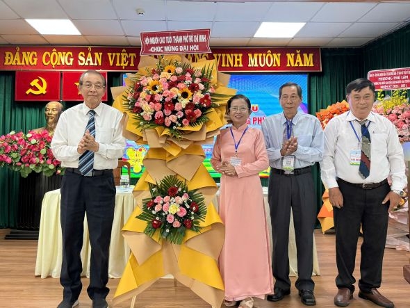 TS. Huỳnh Thành Lập, Phó Chủ tịch Trung ương Hội Người cao tuổi Việt Nam, kiêm Trưởng ban Đại diện Hội Người cao tuổi TP. Hồ Chí Minh tặng hoa chúc mừng Đại hội đại biểu Hội Người cao tuổi phường Phú Lâm lần thứ I, nhiệm kỳ 2026 – 2031