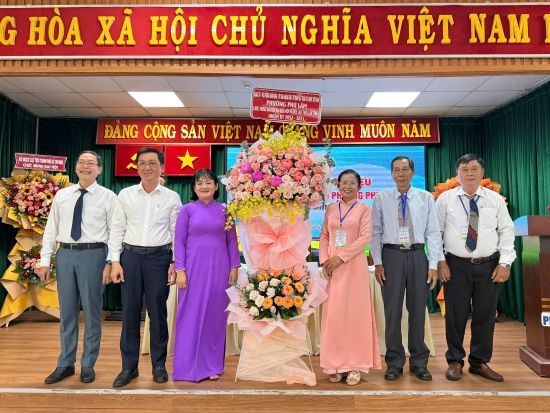 Lãnh đạo Đảng ủy, HĐND, UBND, Ủy ban MTTQ Việt Nam phường Phú Lâm tặng hoa chúc mừng đại hội.