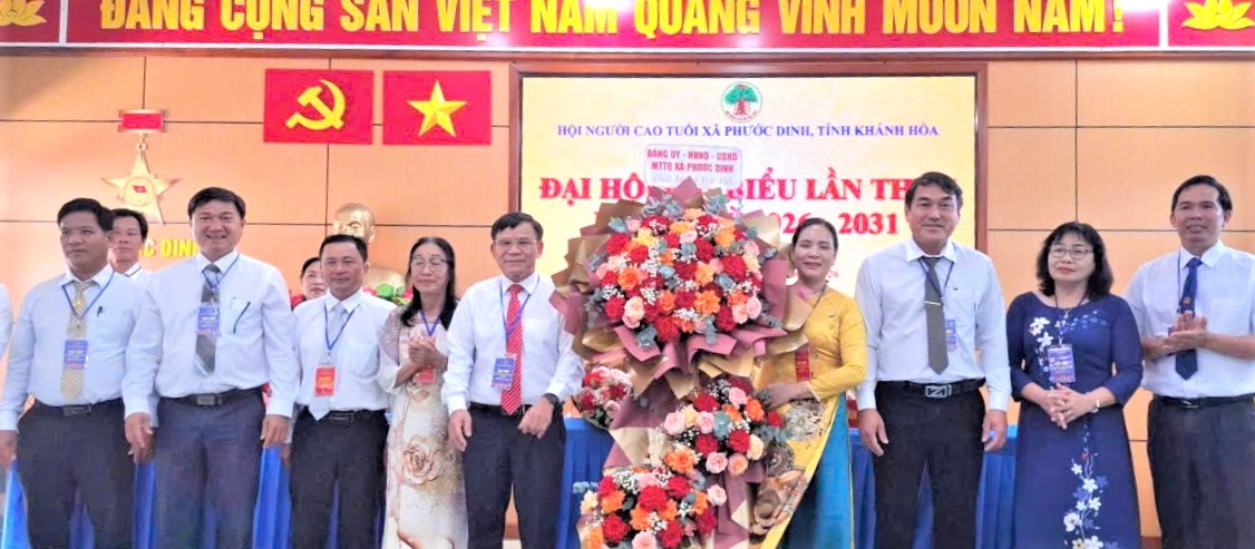 Lãnh đạo Hội NCT tỉnh Khánh Hòa tặng hoa chúc mừng Đại hội