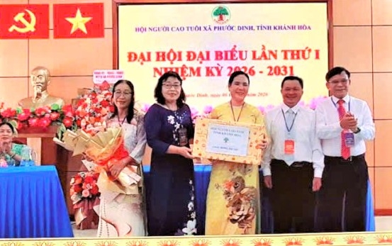 Tặng quà tri ân cán bộ không tham gia Ban Chấp hành khóa mới