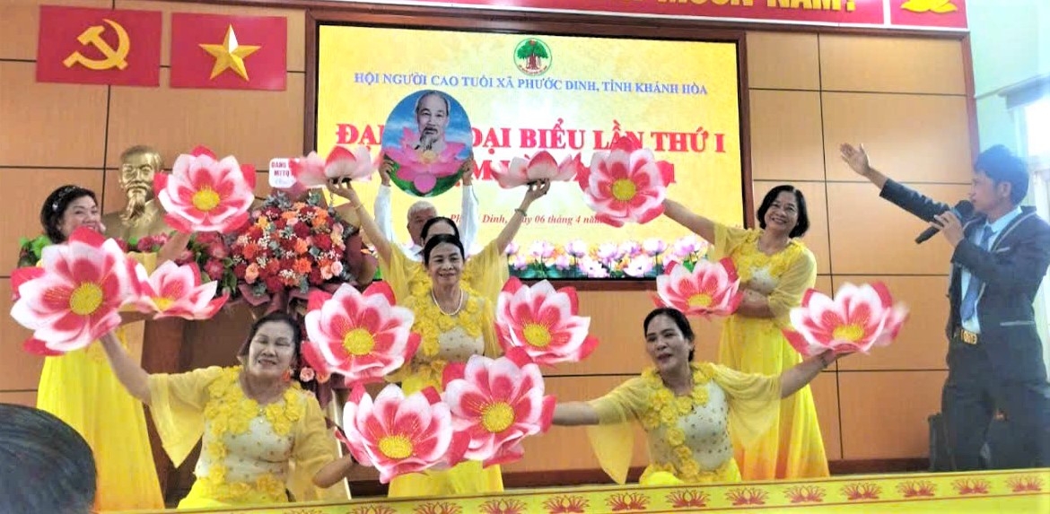 Tiết mục văn nghệ chào mừng Đại hội