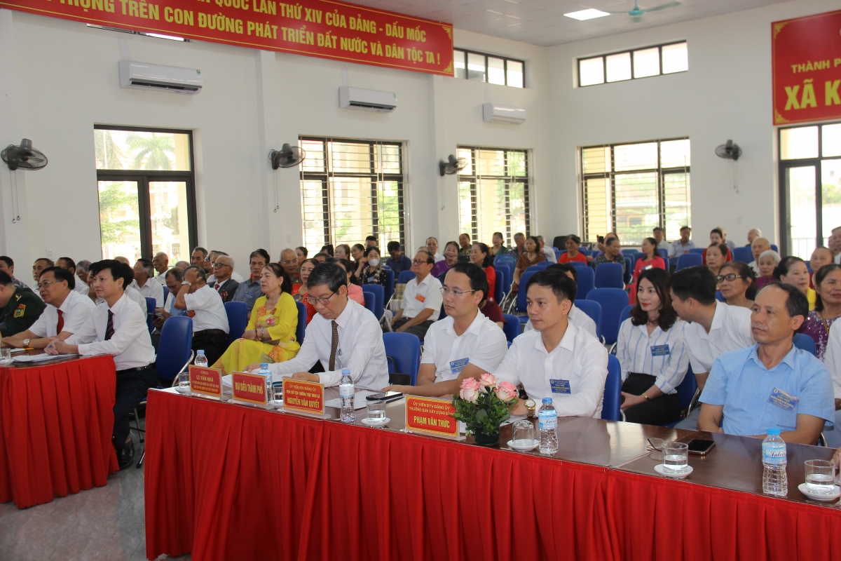 đại diện lãnh đạo địa phương cùng 134 đại biểu chính thức, đại diện cho hơn 5.000 hội viên người cao tuổi trên toàn xã.