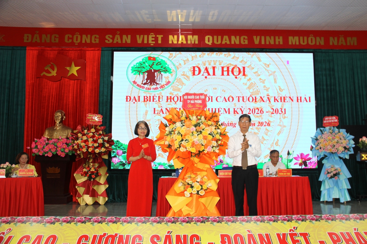 ông Lê Văn Nhã – Chủ tịch Hội Người cao tuổi thành phố Hải Phòng tặng hoa chúc mừng Đại hội.