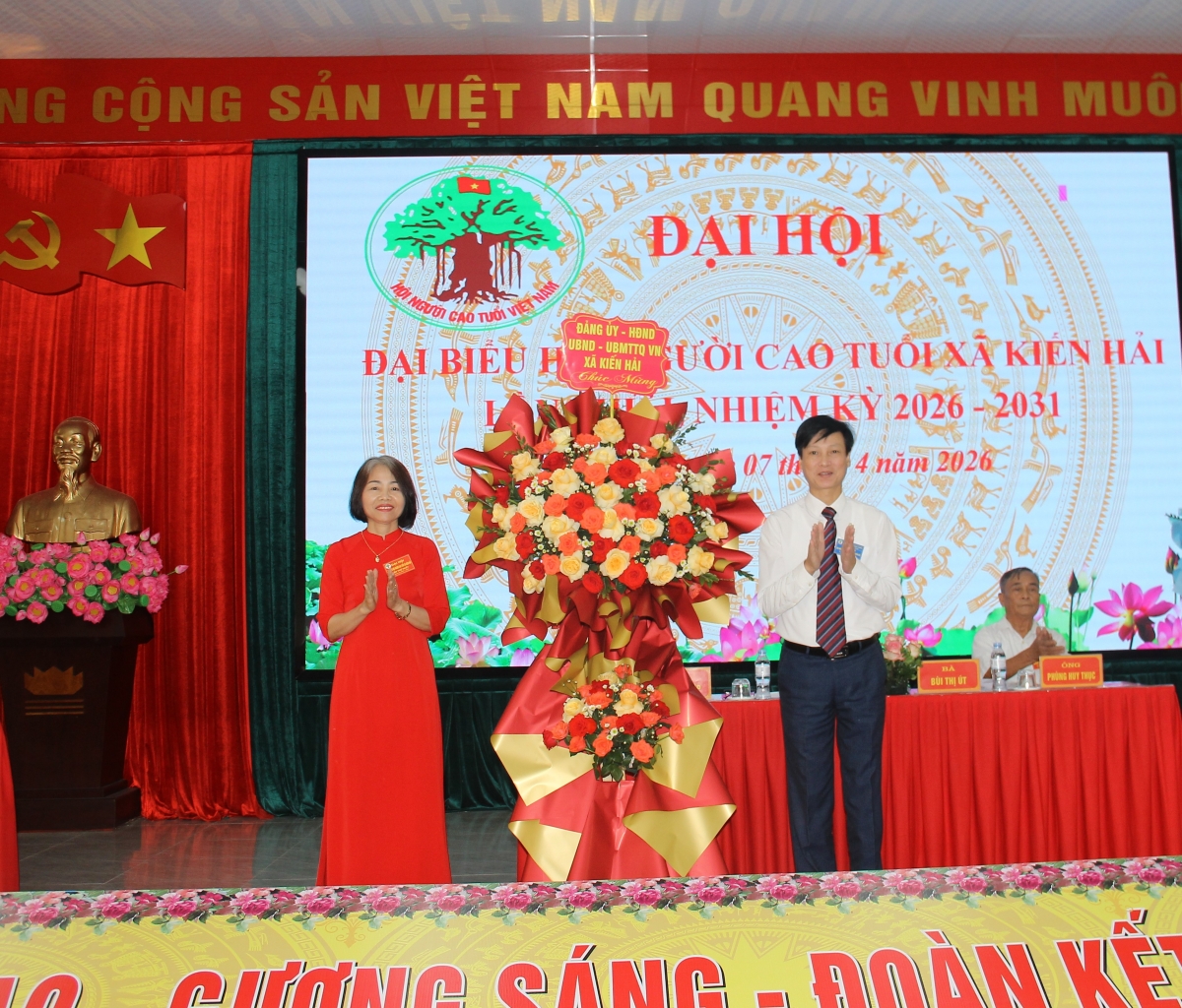 Đại diện lãnh đạo xã Kiến Hải tặng hoa chúc mừng Đại hội.
