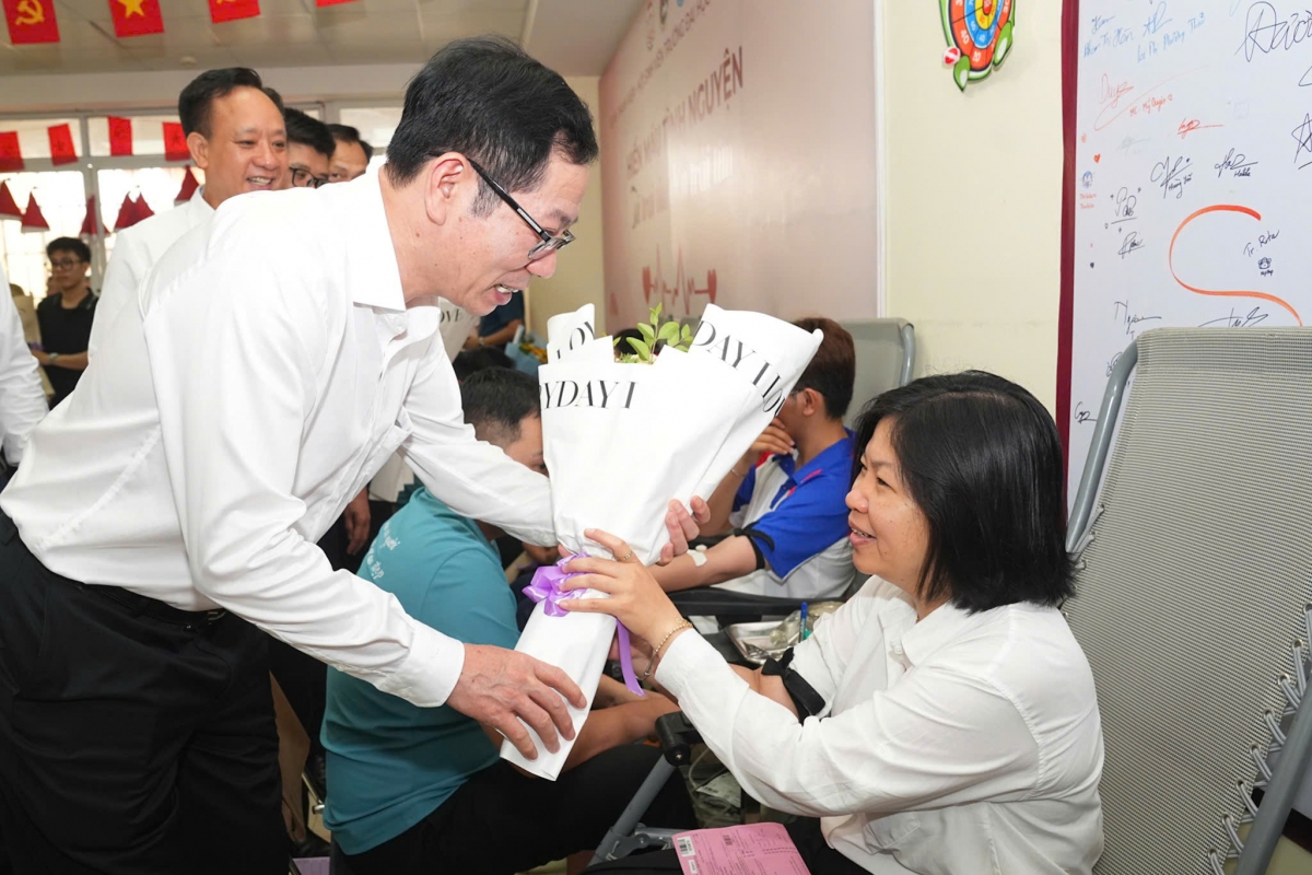 Phó Chủ tịch UBND thành phố Vũ Tiến Phụng tặng hoa động viên các tình nguyện viên tham gia hiến máu tình nguyện.