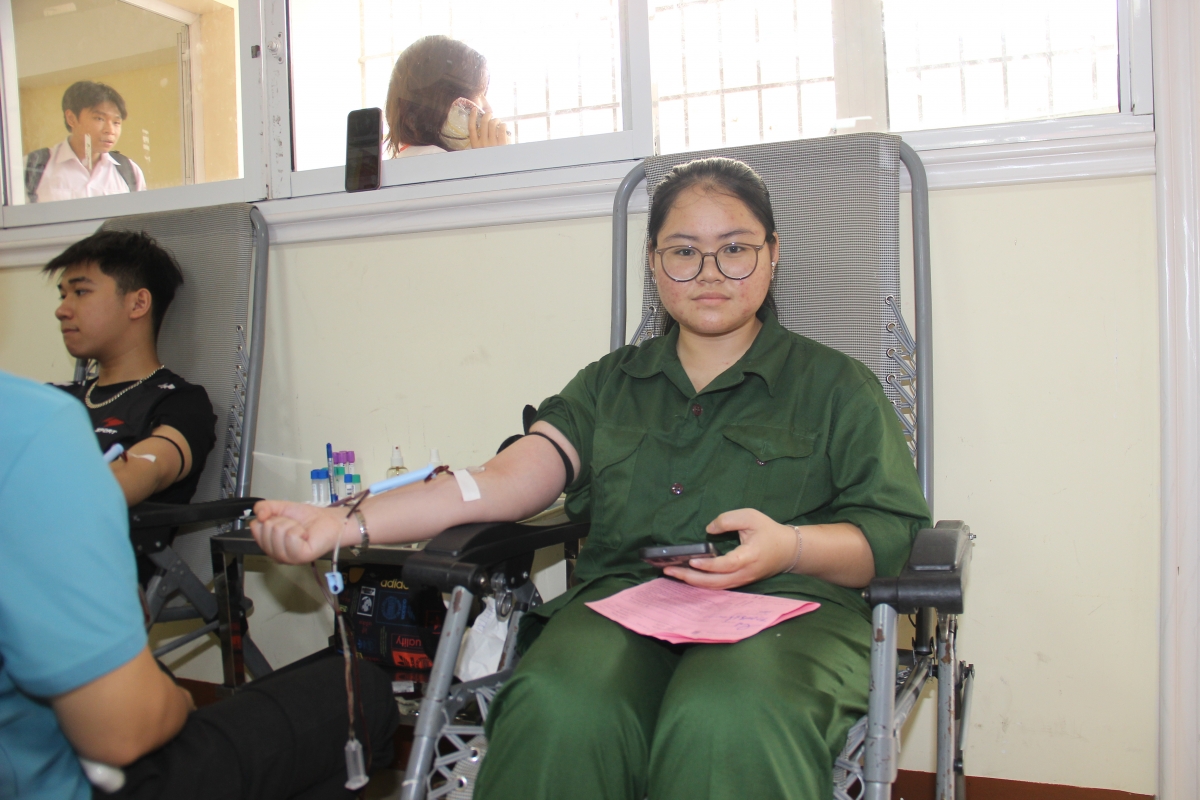 Em Đỗ Ngọc Lê Nguyên, sinh viên năm nhất khoa Ngôn ngữ, lần đầu tiên tham gia hiến máu 