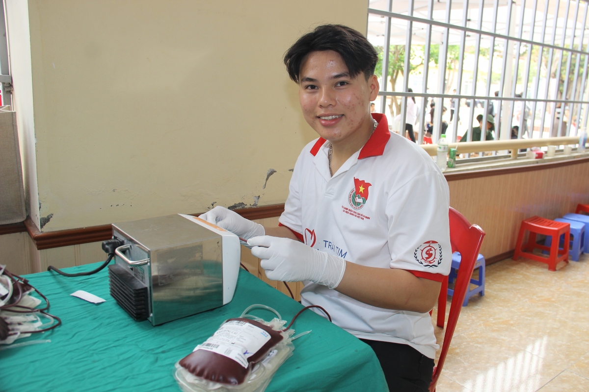 Em Nguyễn Tấn Dương, sinh viên năm ba khoa Điều khiển tàu biển - thành viên Câu lạc bộ hiến máu tình nguyện của trường 
