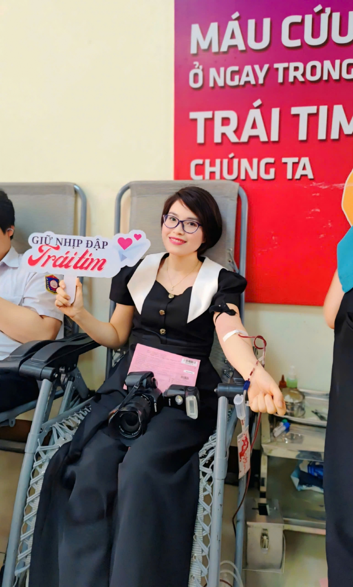 Các tình nguyện viên háo hức khi được tham gia hiến máu tình nguyện.