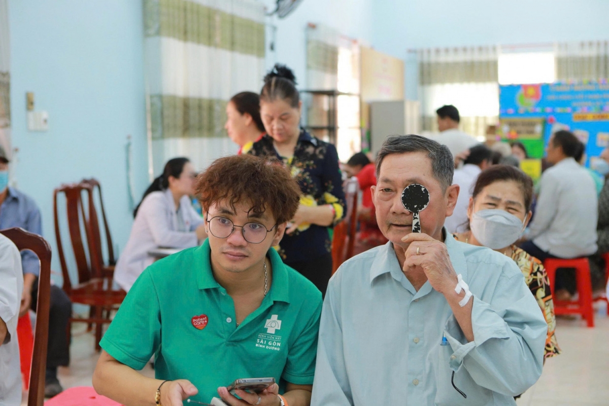 250 Người cao tuổi tham gia chăm sóc sức khỏe thị lực hưởng ứng cuộc vận động “Mắt sáng cho người cao tuổi”.