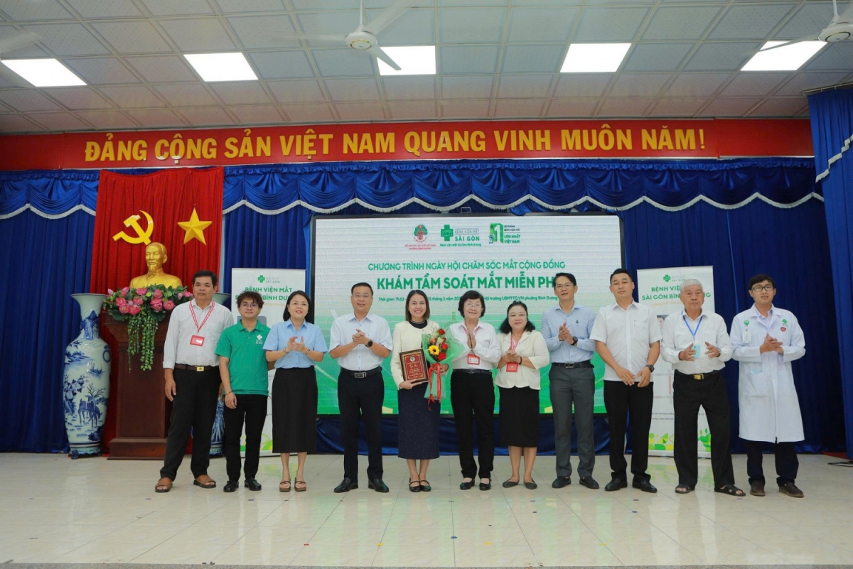 Hội Người cao tuổi phường Bình Dương phối hợp cùng Bệnh viện Mắt Sài Gòn Bình Dương tổ chức chương trình khám và tầm soát các bệnh về mắt miễn phí cho người cao tuổi trên địa bàn.