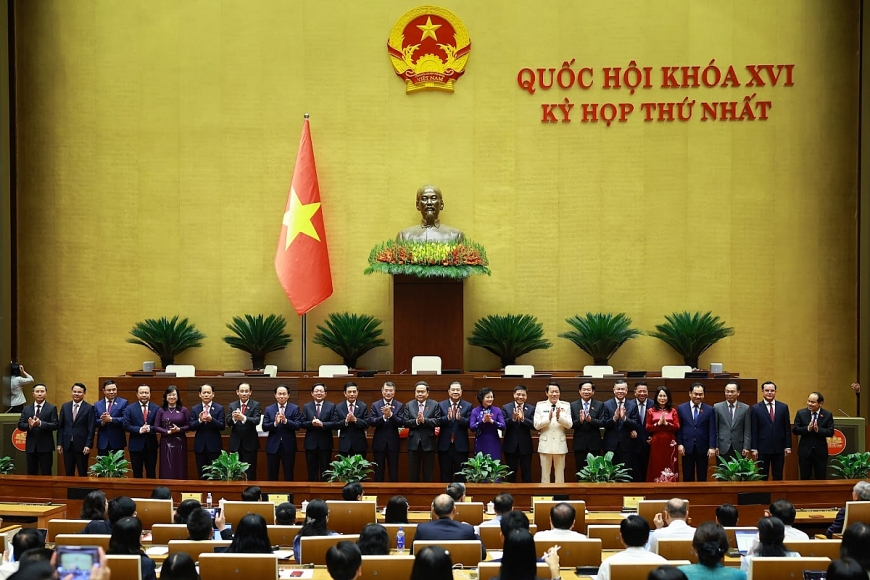 Chủ tịch Quốc hội Trần Thanh Mẫn chúc mừng Thủ tướng, Phó Thủ tướng Chính phủ, Bộ trưởng và thành viên khác của Chính phủ nhiệm kỳ 2026-2031 - Ảnh: VGP/Nhật Bắc