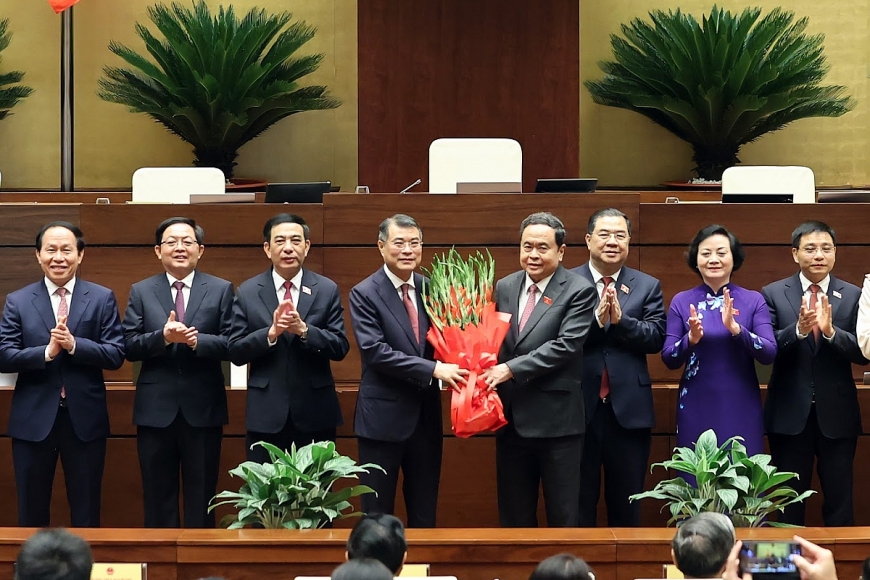 Chủ tịch Quốc hội Trần Thanh Mẫn tặng hoa chúc mừng Thủ tướng Lê Minh Hưng, và 6 Phó Thủ tướng Chính phủ nhiệm kỳ 2026-2031 - Ảnh: VGP/Nhật Bắc
