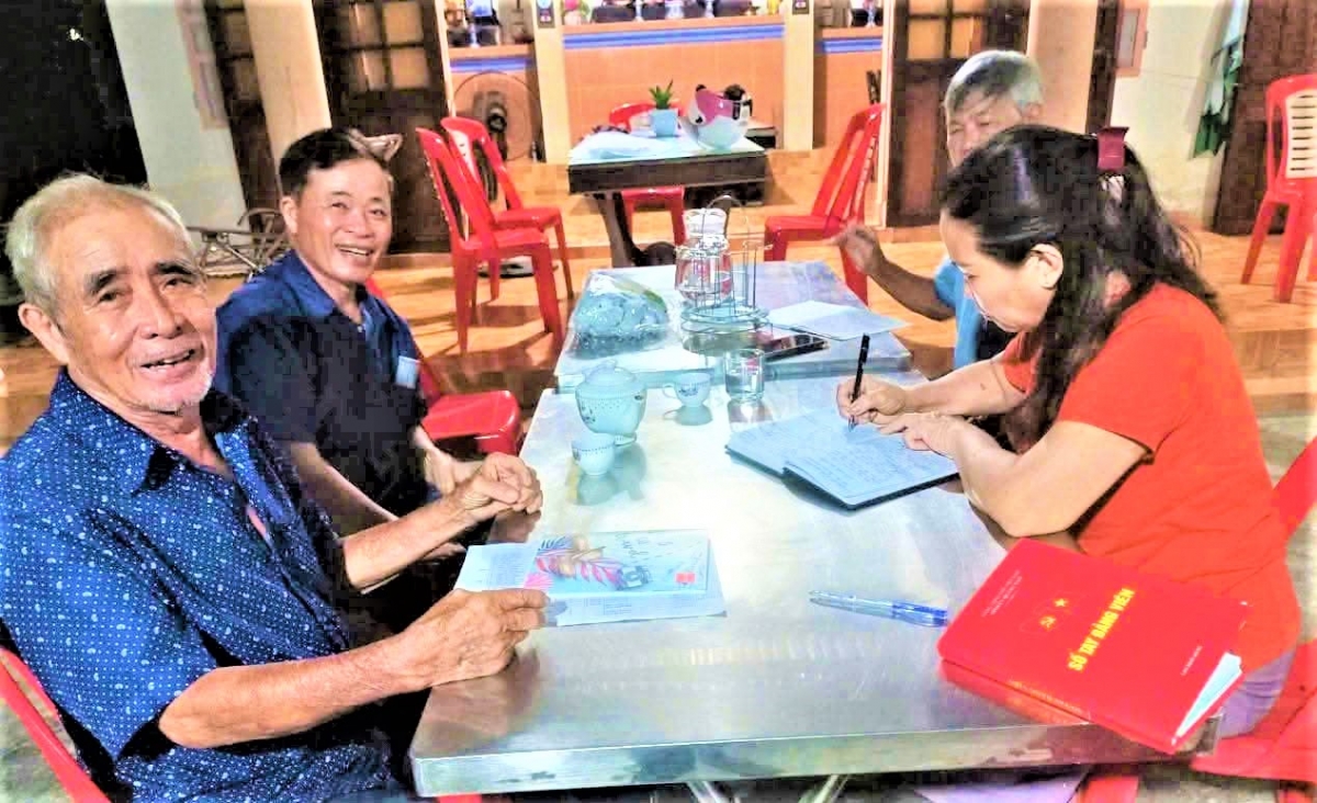 Ông Phạm Văn Nhiều trao đổi với cán bộ Hội địa phương về công tác Hội