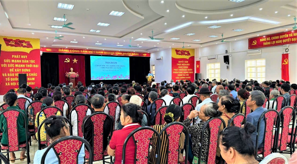 Hơn 300 hội viên NCT xã Ba Vì tham gia Tọa đàm chăm sóc sức khỏe chủ động cho NCT 