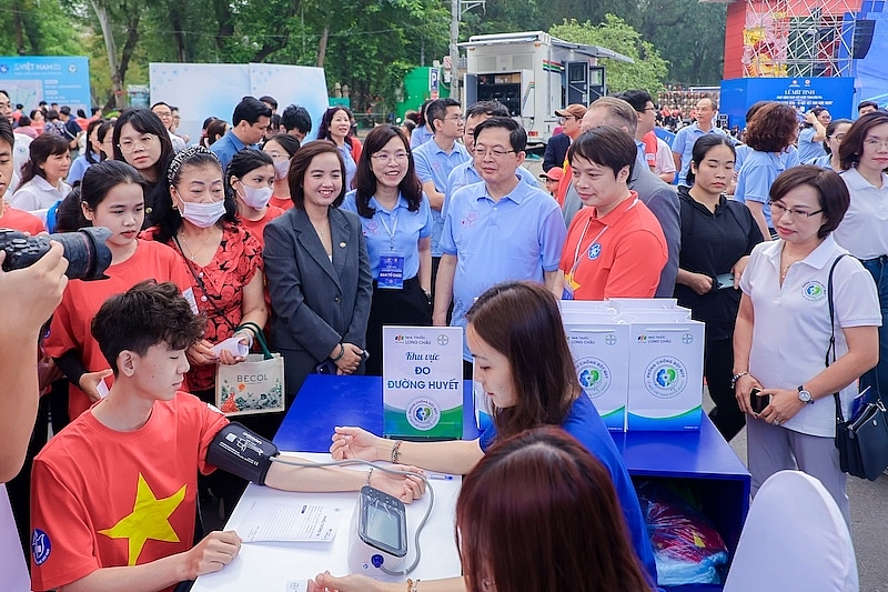 Trong khuôn khổ sự kiện Ngày Sức khỏe toàn dân 2026, Phó Thủ tướng Hồ Quốc Dũng cùng các đại biểu đã đến thăm chương trình tầm soát đột quỵ miễn phí cho người dân do Long Châu và Bayer tổ chức