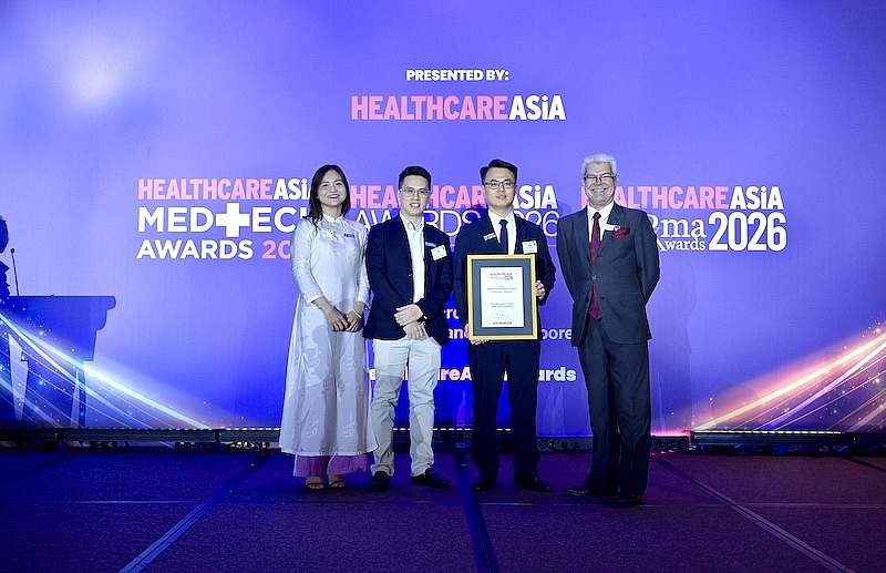 Các đại diện Hệ thống nhà thuốc và trung tâm tiêm chủng Long Châu nhận giải thưởng “Sáng kiến vì sức khỏe cộng đồng của năm”