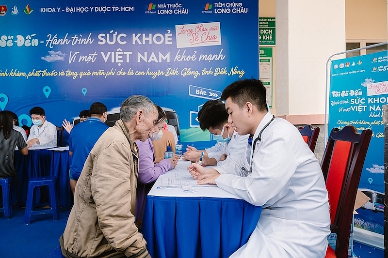 6 năm bền bỉ, Long Châu đồng hành tổ chức hàng nghìn buổi khám, tư vấn, cấp thuốc miễn phí cho người dân khắp mọi miền