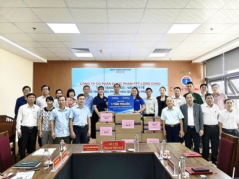 Hệ thống trao tặng thuốc và vật tư y tế thiết yếu cho người dân Huế chịu thiệt hại nặng nề do bão lũ