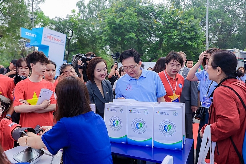 Phó Thủ tướng Hồ Quốc Dũng cùng bà Nguyễn Đỗ Quyên, Phó Tổng Giám đốc FPT Retail kiêm Giám đốc Điều hành hệ thống Long Châu tại khu vực chăm sóc sức khỏe cộng đồng