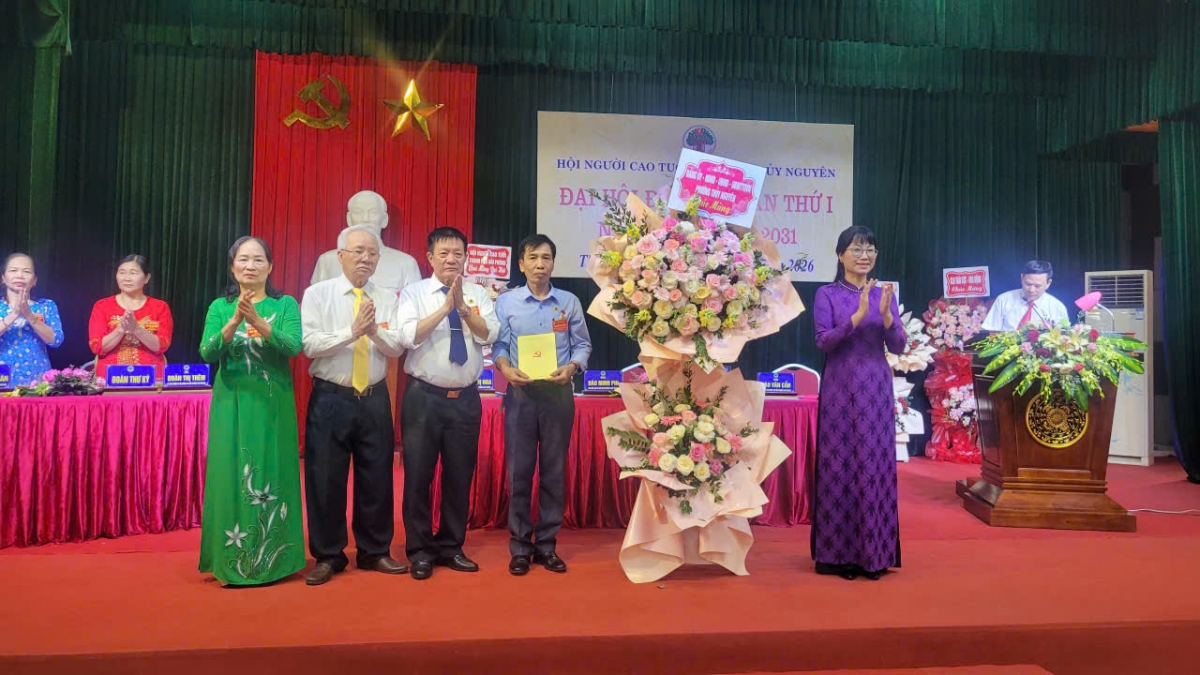 Bà Nguyễn Thu Thủy - Phó Bí thư Thuòng trực Đảng ủy - Chủ tịch HĐND Phường tặng hoa