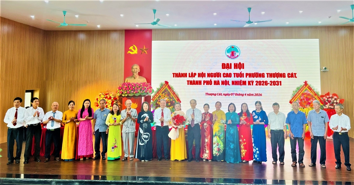 Lãnh đạo Hội NCT TP Hà Nội và phường Thượng Cát chúc mừng Ban Chấp hành Hội NCT