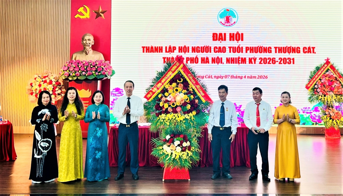 Lãnh đạo phường Thượng Cát tặng hoa chúc mừng Đại hội