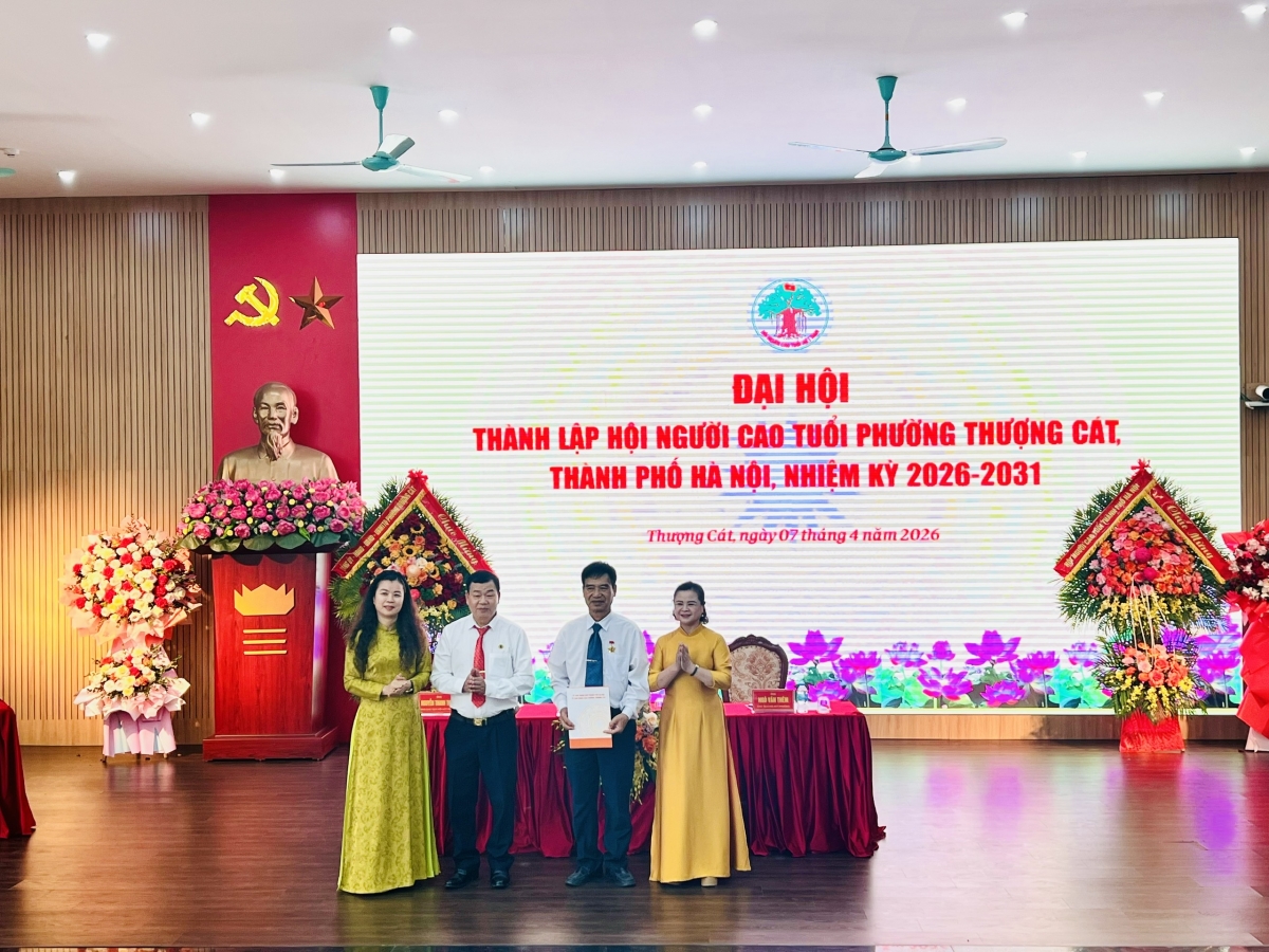 Trao quyết định thành lập Hội NCT phường Thượng Cát