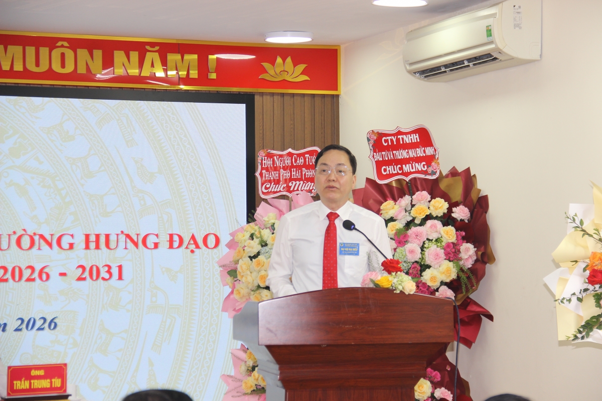 Đại diện lãnh đạo phường Hưng Đạo phát biểu 