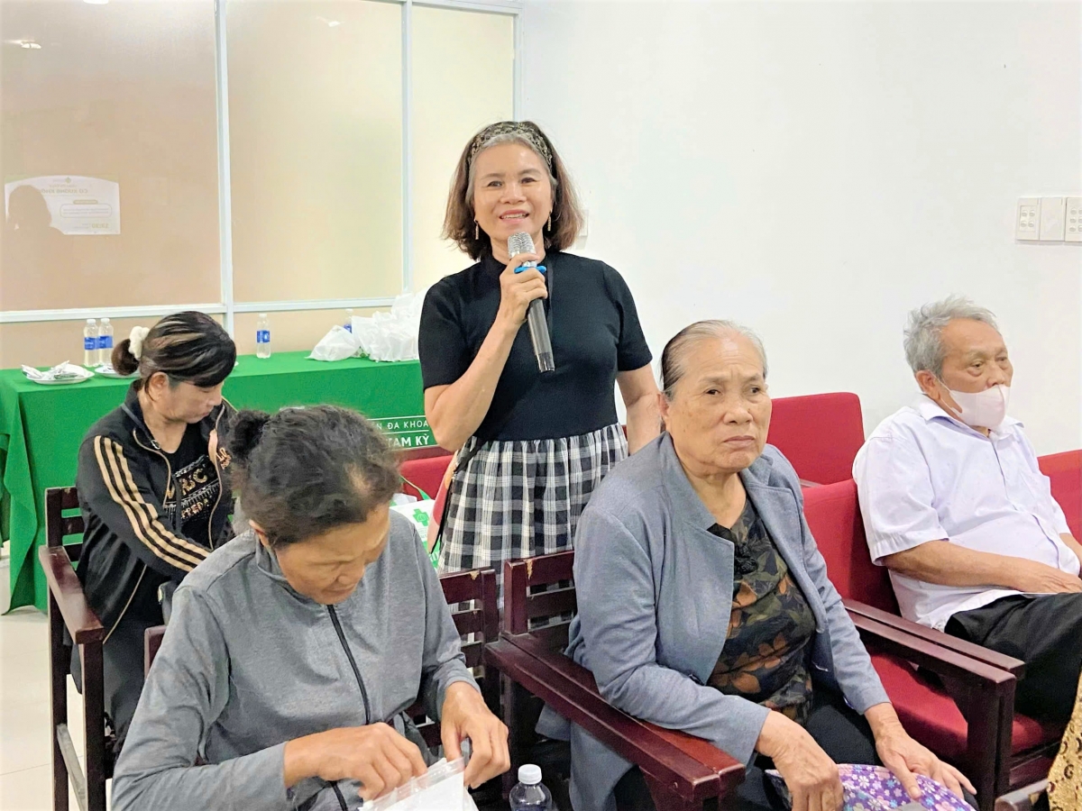 Bà Võ Thị Kim Hoa phát biểu