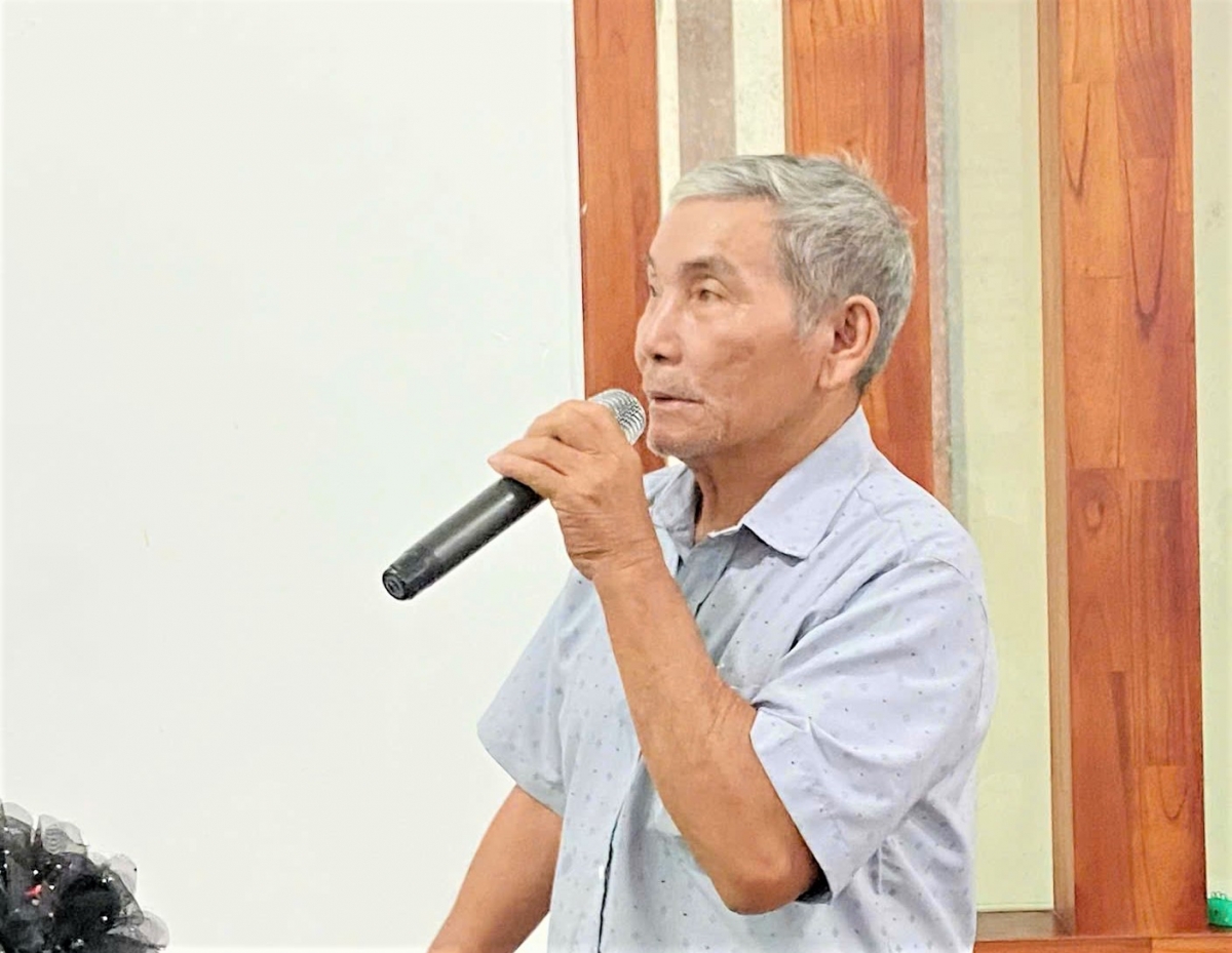 NCT bốc thăm trả lời câu hỏi và nhận quà tại chương trình.