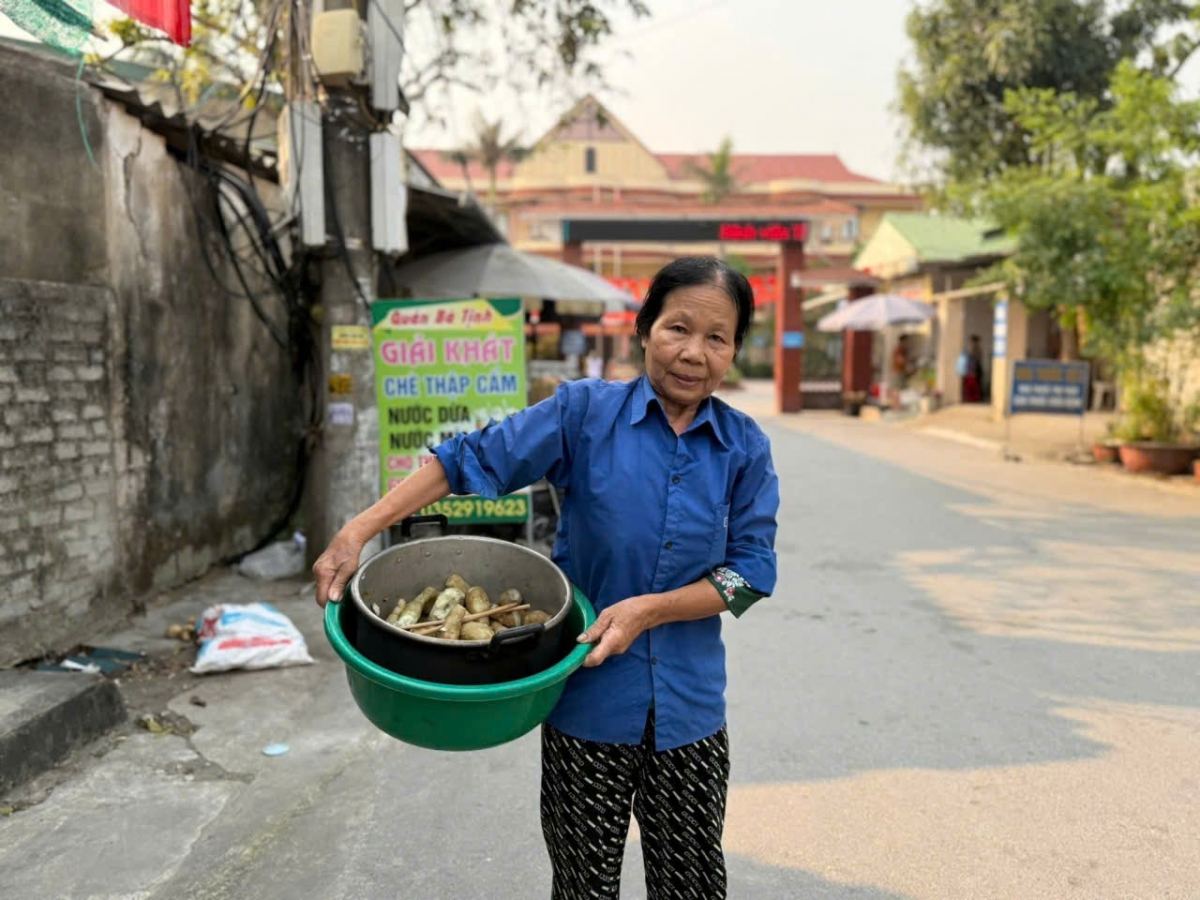 Bà Xuân bán khoai mưu sinh ở cổng bệnh viện để nuôi con bị bệnh tuổi xế chiều