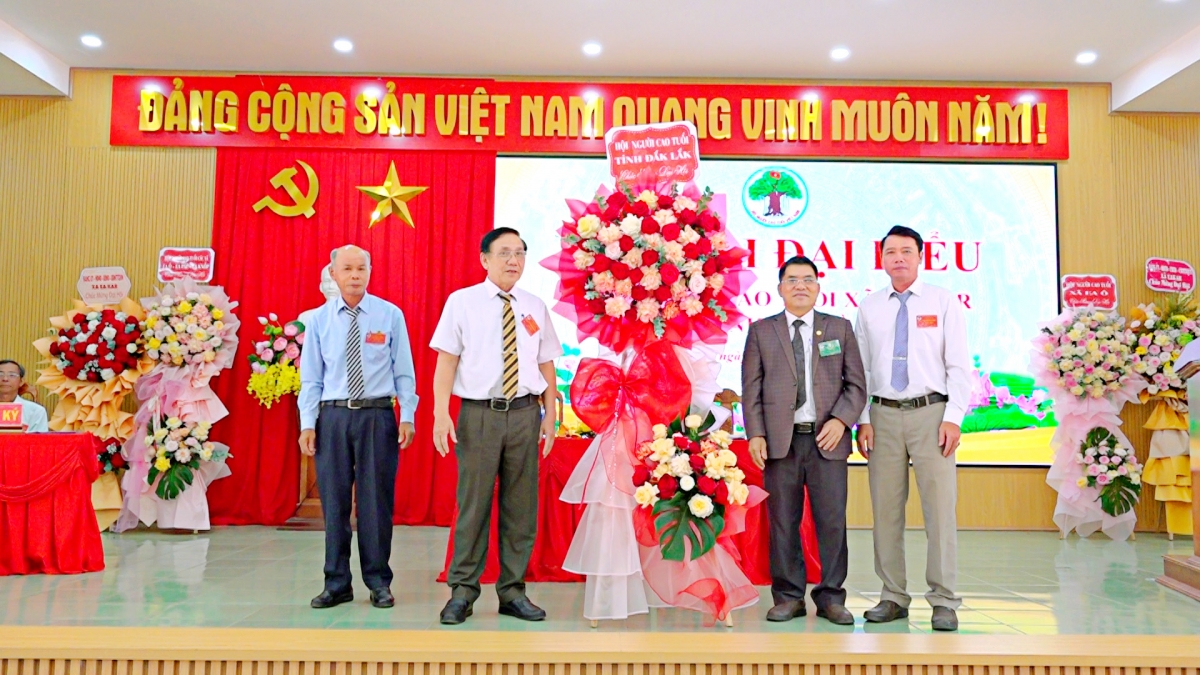 Lãnh đạo Hội NCT tỉnh Đắk Lắk tặng hoa chúc mừng Đại hội