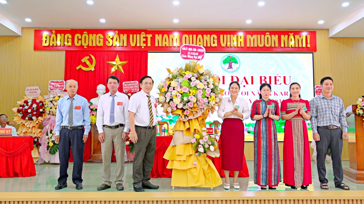 Lãnh đạo xã Ea Kar tặng hoa chúc mừng Đại hội