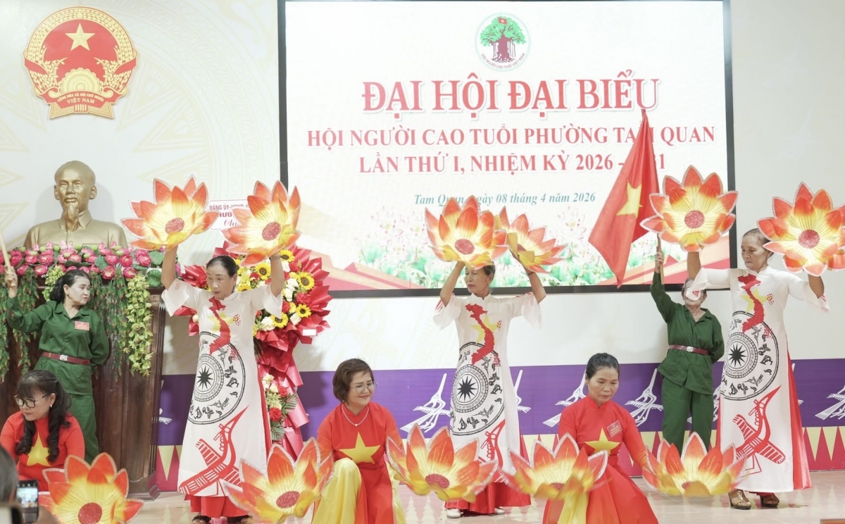 Các tiết mục văn nghệ chào mừng do Người cao tuổi biểu diễn.