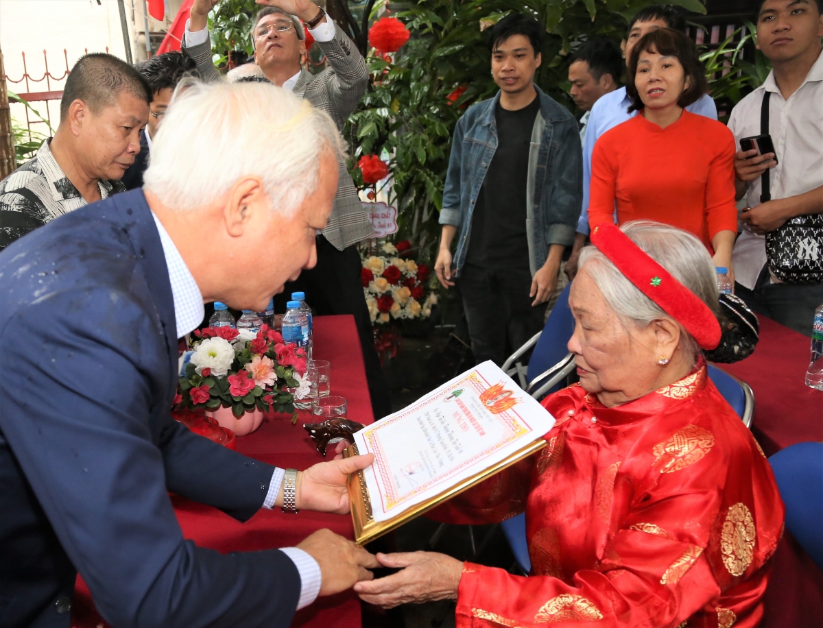 Trao Bằng mừng thọ và quà cho NCT phường Xuân Đỉnh nhân dịp Xuân Bính Ngọ 2026