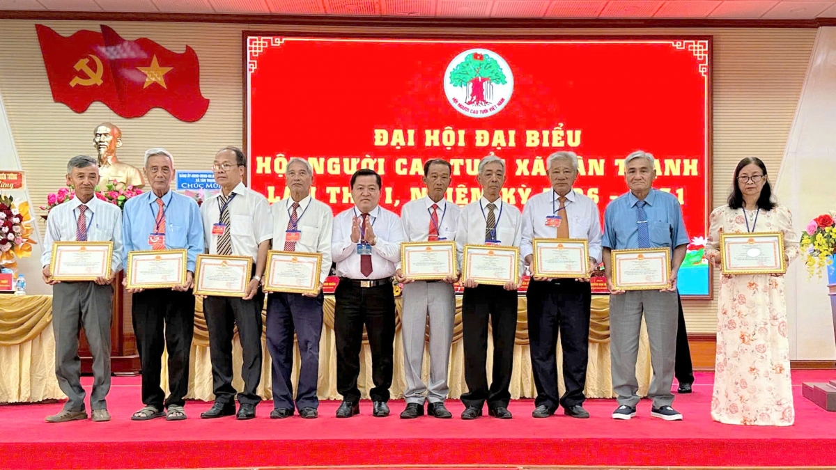 Khen thưởng các tập thể, cá nhân xuất sắc trong nhiệm kỳ