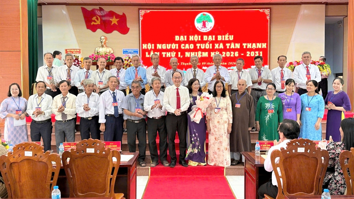 Lãnh đạo xã Tân Thạnh tặng hoa chúc mừng Ban Chấp hành Hội NCT xã