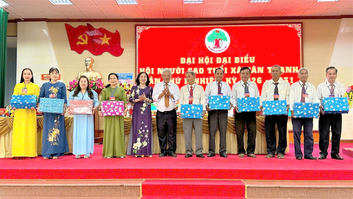 Tặng quà tri ân cán bộ không tham gia Ban Chấp hành khóa mới