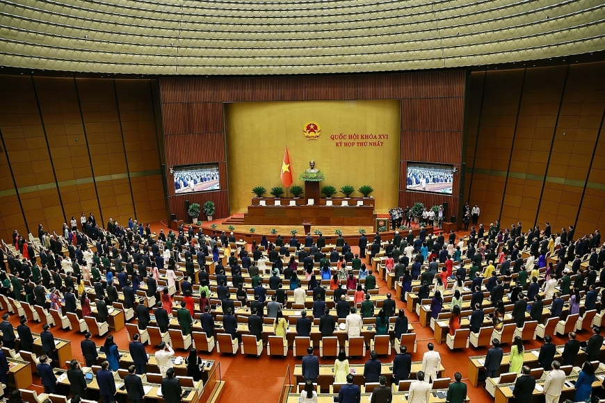 Các đại biểu làm lễ chào cờ tại phiên khai mạc Kỳ họp thứ Nhất, Quốc hội khóa XVI.