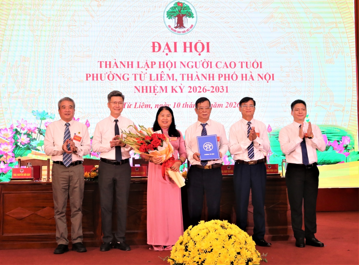 Trao quyết định thành lập Hội NCT phường Từ Liêm