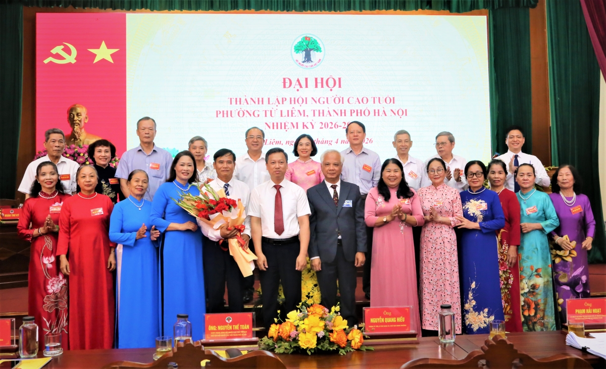 Lãnh đạo Hội NCT TP Hà Nội và lãnh đạo phường Từ Liêm tặng hoa chúc mừng Ban Chấp hành Hội NCT