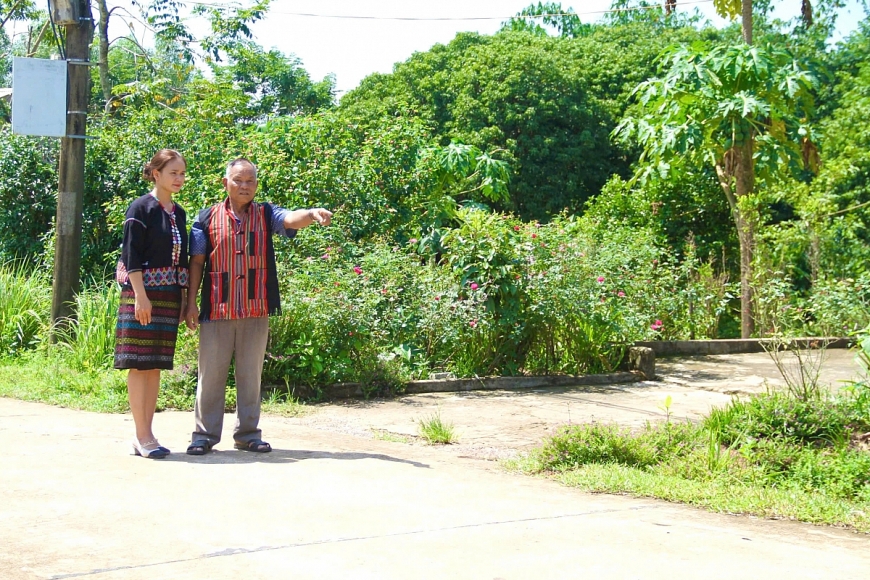 Già làng Hồ Phay hạnh phúc khi thôn Xung Phong có con đường bê tông nhờ sự đóng góp của ông và người dân 
