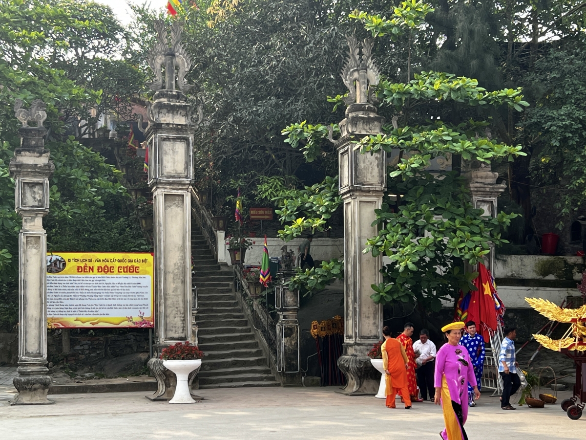 Cổng đền Độc Cước (Sầm Sơn) trong ngày diễn ra Lễ hội Cầu Phúc