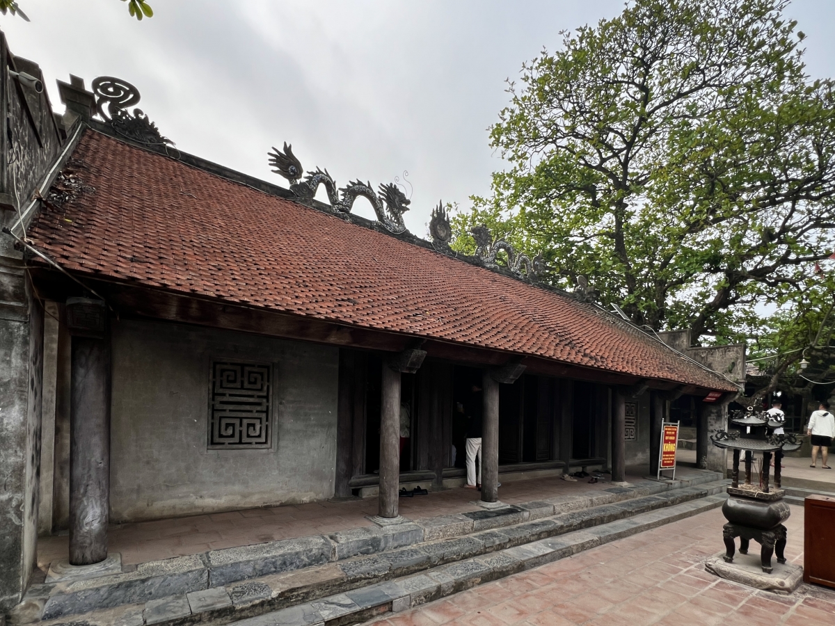 Đền Độc Cước cổ kính nằm trên hòn Cổ Giải, thuộc dãy núi Trường Lệ (Sầm Sơn, Thanh Hóa)