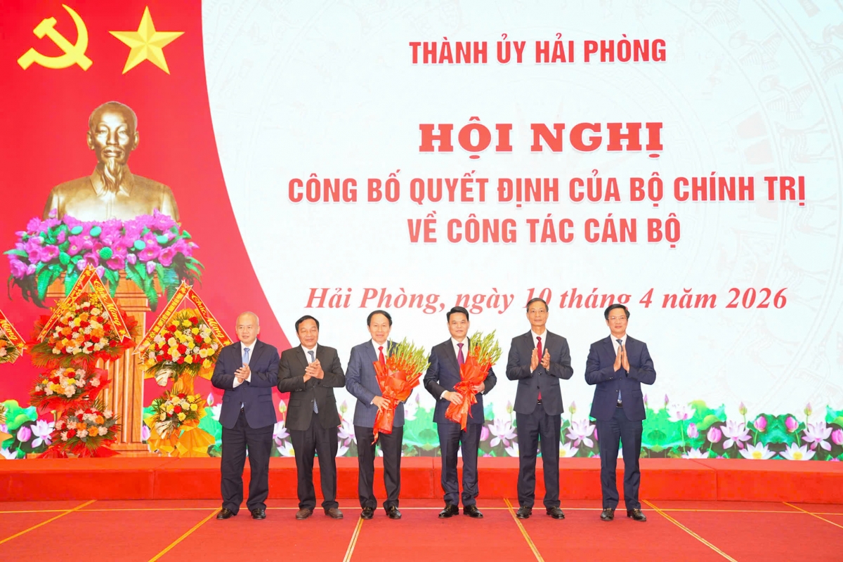 Thường trực Thành ủy tặng hoa chúc mừng đồng chí Lê Tiến Châu, Phó Thủ tướng Chính phủ và đồng chí Lê Ngọc Châu, Bí thư Thành ủy Hải Phòng.
