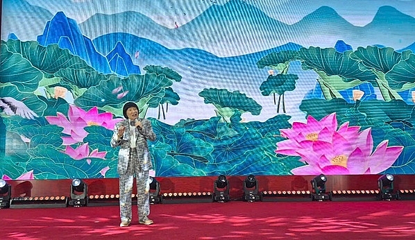 4.Nghệ sĩ Nhân dân Minh Vương đã biểu diễn phục vụ chương trình và giao lưu cùng người cao tuổi.