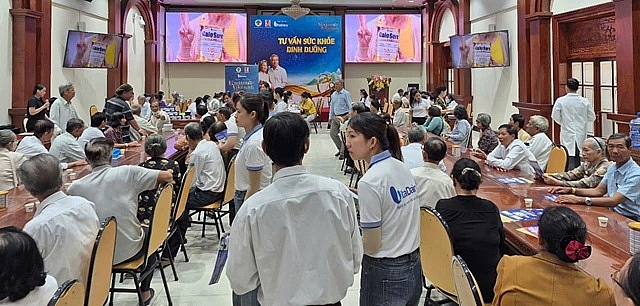 5.Người cao tuổi được tư vấn và khám sức khỏe miễn phí.