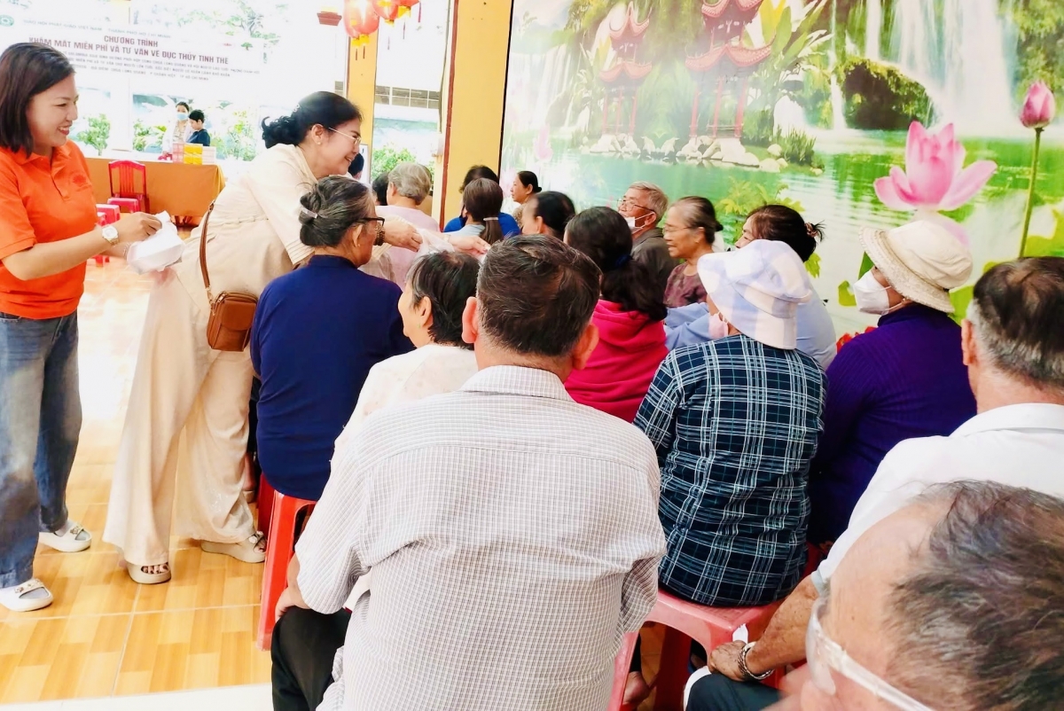 Hội Người cao tuổi phường Chánh Hiệp phối hợp cùng Chùa Long Quang trao tặng 207 suất ăn sáng cho Người cao tuổi và người dân khó khăn khám mắt.